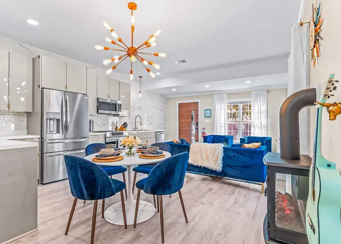 The Sapphire Downtown, Pensacola's Hidden Gem Holiday home *