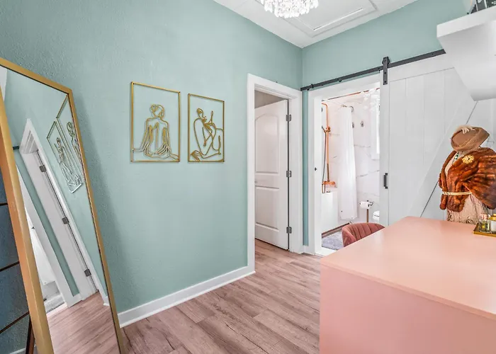 The Sapphire Downtown, Pensacola's Hidden Gem Holiday home