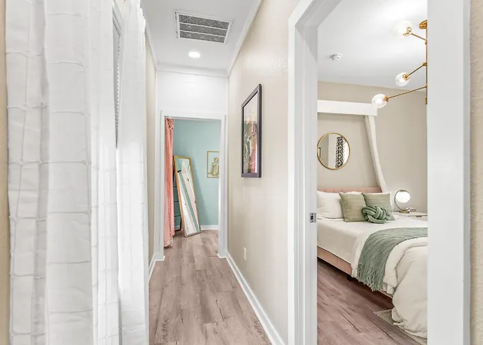 The Sapphire Downtown, Pensacola's Hidden Gem Holiday home *